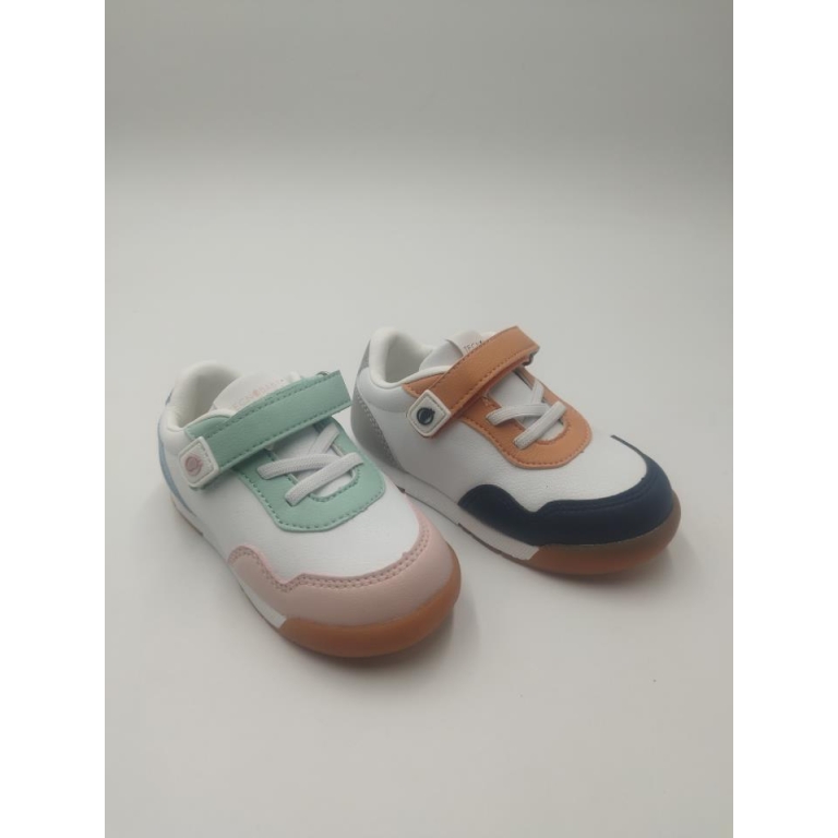 Conguitos sneakers barefoot