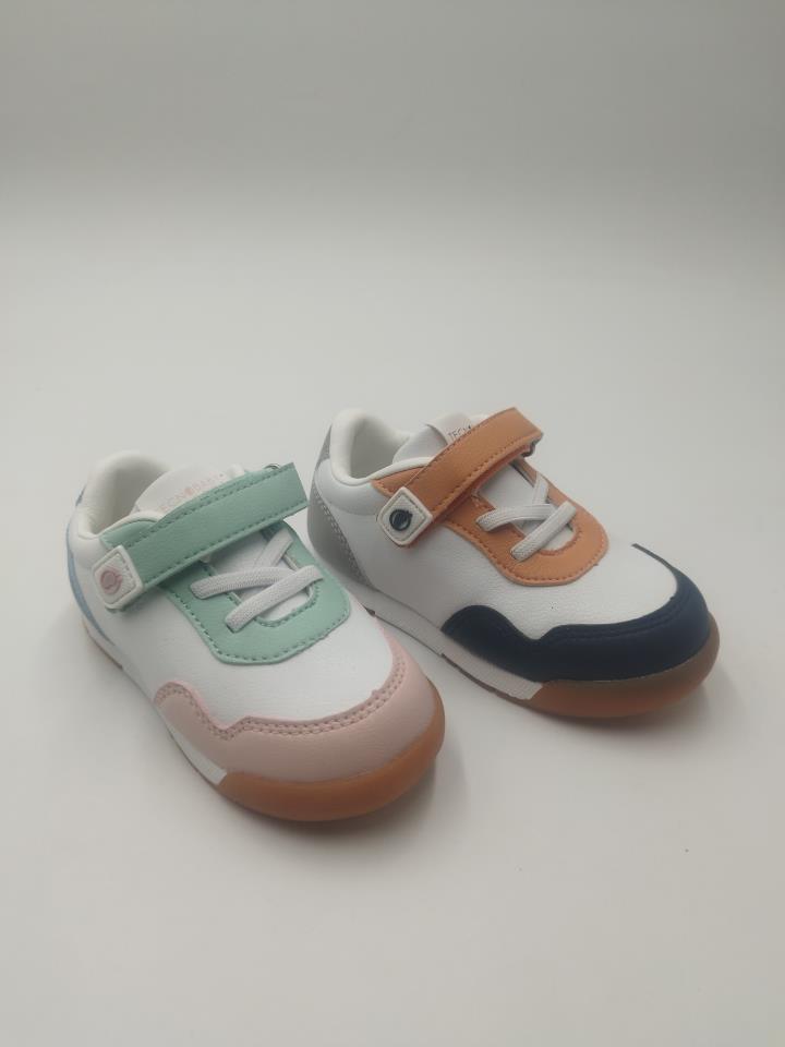 Conguitos sneakers barefoot