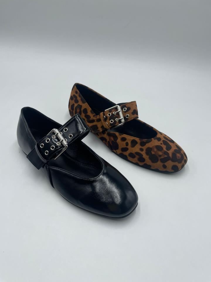 Zapato plano con hebilla