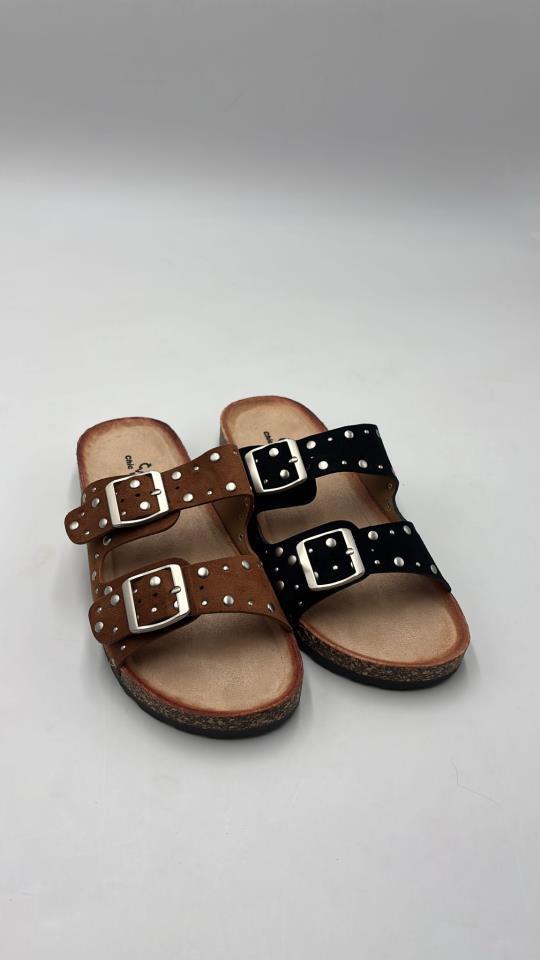 Sandalias planas tachuelas