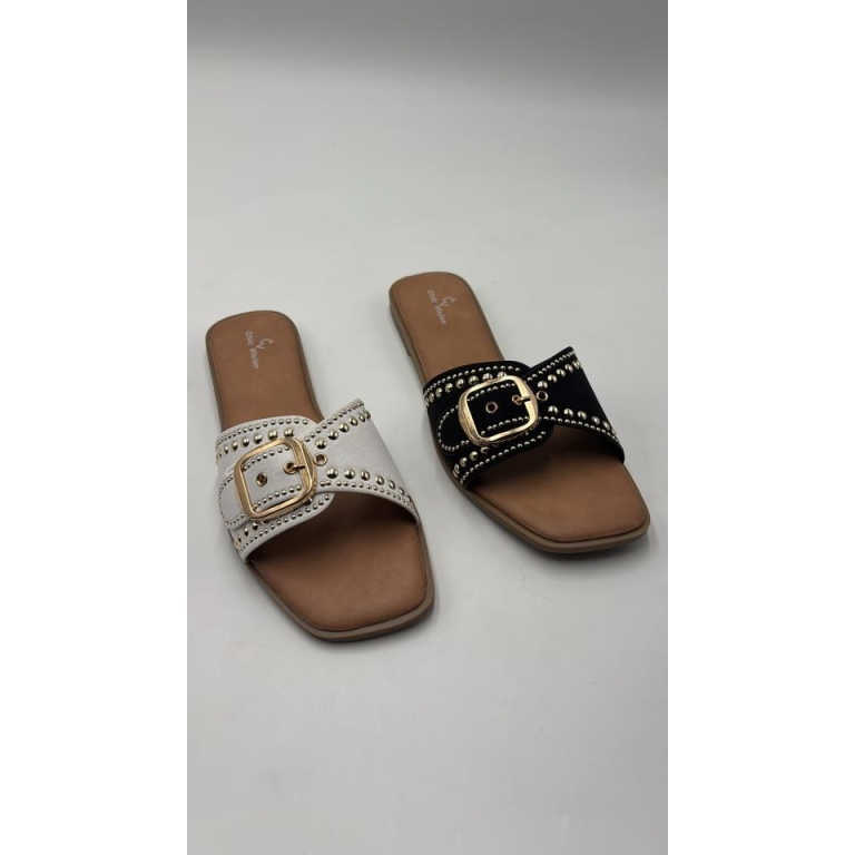 Sandalias planas hebillas y tachuelas